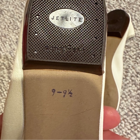 Vintage white leather bridal flats - Picture 3 of 4